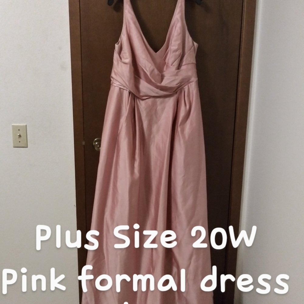 Plus size pink bridesmaid/formal dress with pockets